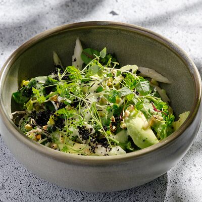 Зеленый салат с авокадо и шпинатом в Rose Mary по цене 620 ₽