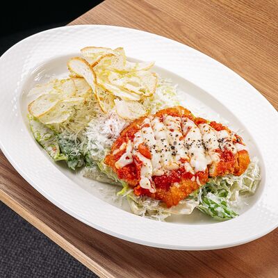 Цезарь с цыпленком пармезан в Misto по цене 930 ₽