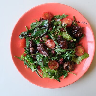 Салат с глазированной куриной печенью в Zanoza Open Bar по цене 690 ₽