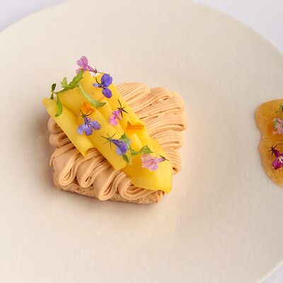 Медовик на каштановом меде с пряными яблоками в Бурбон по цене 790 ₽