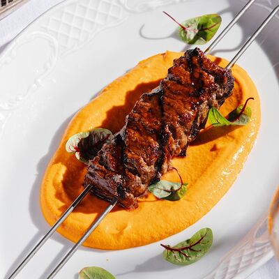 Кебаб из говядины с соусом мухаммара в Siesta fiesta по цене 990 ₽