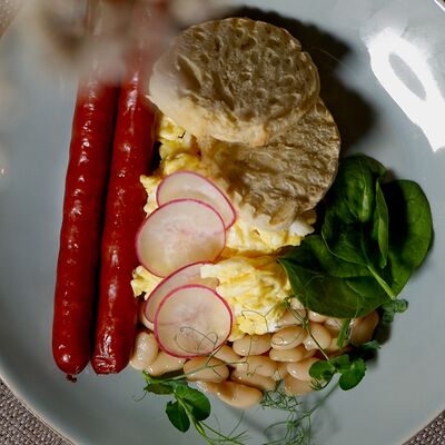 Английский завтрак с колбасками в Багет, паштет и желтый плед по цене 520 ₽