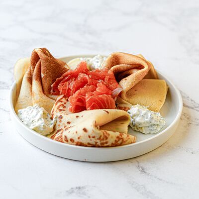 Блинчики с лососем в Stories по цене 480 ₽