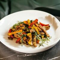 Тёплый салат со свиной вырезкой с овощами в URBAN Lounge