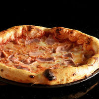 Пицца с ветчиной в La Kitsune