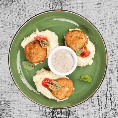 Щучьи котлетки с картофельным пюре и грибным соусом в Встреча по цене 770 ₽