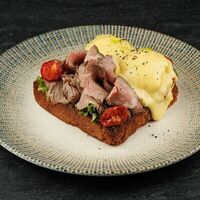 Бенедикт с ростбифомв Neft