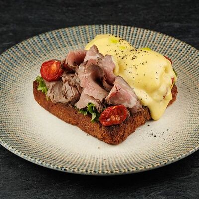 Бенедикт с ростбифомв Neft по цене 25 р.