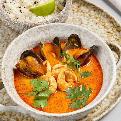 Суп Том ям с морепродуктами с паровым рисом в Гастробар DOM по цене 630