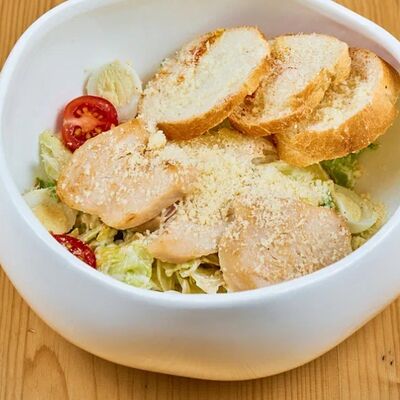 Салат Цезарь с курицей в 4 сыра по цене 690 ₽