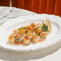 Гребешки с печёной цветной капустой и красной икрой в Cristal