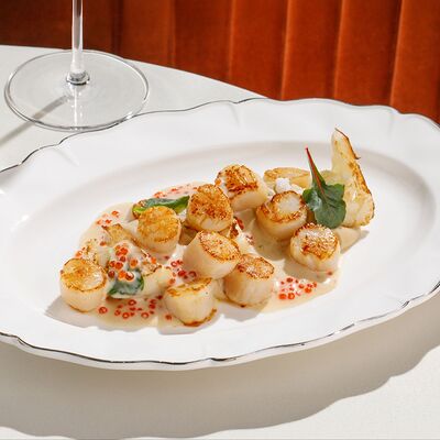 Гребешки с печёной цветной капустой и красной икрой в Cristal по цене 1600 ₽