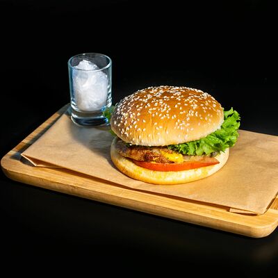 Бургер с говяжьей котлетой в Food by Panda по цене 399 ₽
