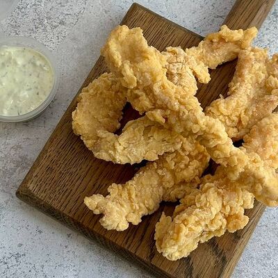 Куриные стрипсы с белым соусом в Сели-Съели по цене 380 ₽