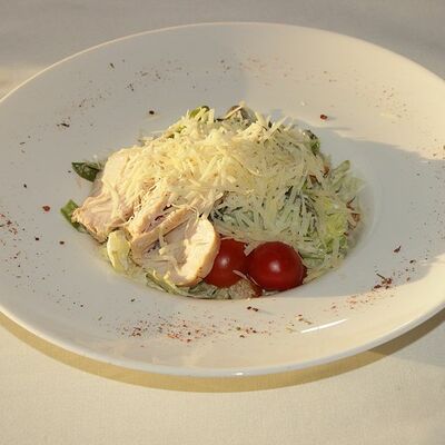 Цезарь c куриным филе в Каравелла по цене 350 ₽