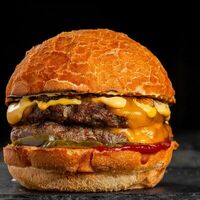 Фирменный двойной чизбургер от шеф-повара в Паб Мира