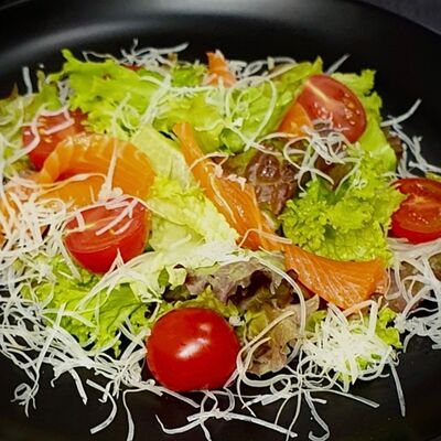 Салат Цезарь с лососем в Hot Pizza по цене 620 ₽