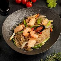 Жареная крахмальная лапша с морепродуктами в Корё