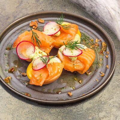 Маринованные яйца с копченным лососем в 7 небо по цене 485 ₽