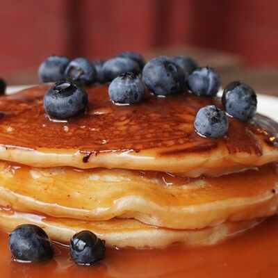 Панкейки с карамелью и голубикой в Сладости и Радости Советская по цене 660 ₽