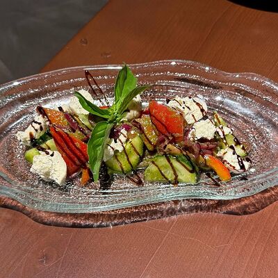 Овощной салат с сыром лабне в Pizzeria by Cheeseria по цене 590 ₽