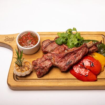 Корейка ягненка с печеным перцем и томатным соусом в Steak It Easy по цене 1790 ₽