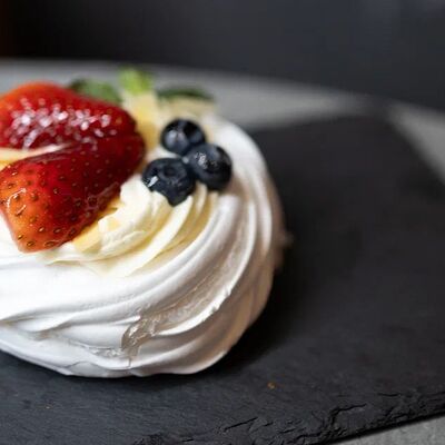 Пирожное Павловав Scrooge по цене 390 ₽