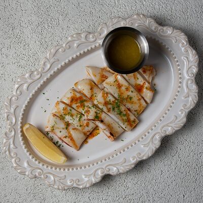 Кальмар на гриле с соусом пестов Рестобар Публика по цене 750 ₽