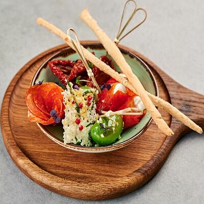 Антипасти из болгарского перца, сыра фета, вяленых томатов, оливок и колбасы чоризо в Pivino по цене 490