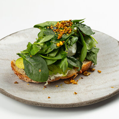 Авокадо-тост с пашот на киноа-хлеб в She по цене 690 ₽