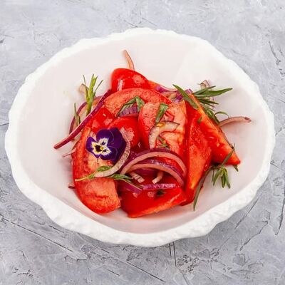 Салат с томатами, красным луком и эстрагоном в Наше место по цене 420 ₽