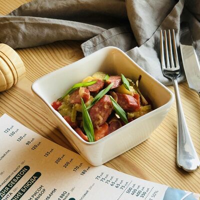 Салат с охотничьими колбасками в Debaton по цене 144