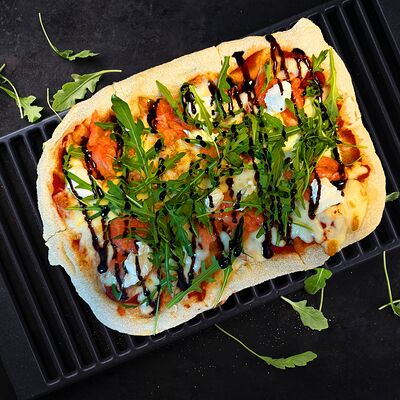 Пицца с лососем собственного посола и сливочным сыром в Forge по цене 850 ₽