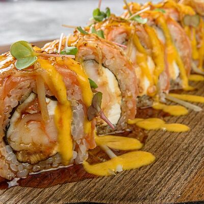 Ролл опаленный лосось в Duran Bar & Grill по цене 1115