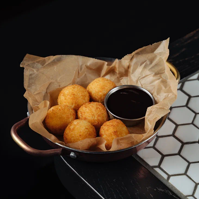 Сырные крокеты с брусничным соусом в Waterzooi по цене 590 ₽