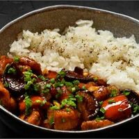 Куриное филе с арахисом в соусе Гунбао в Wok café