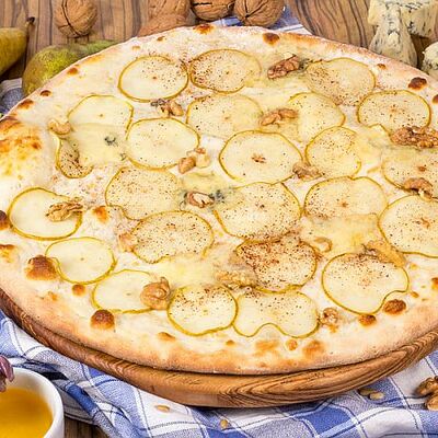 Пицца с грушей и Дорблю большая в Луиджи & Тосё по цене 439