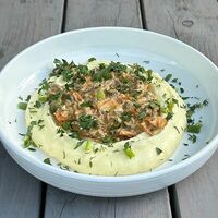 Бефстроганов с картофельным пюре в BBJ Grill & Bar