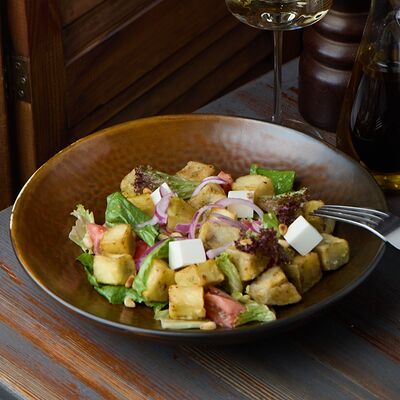 Салат Горский с пикантными баклажанами и рассольным сыром в Балканский гурман по цене 620 ₽