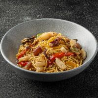 Яичная лапша с морским коктейлем в Роллофф