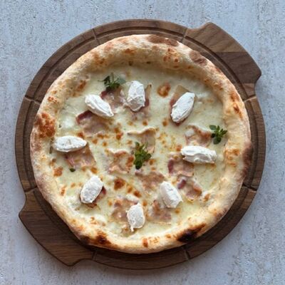 Пицца с беконом и сливочным соусом в Траттория моне по цене 960 ₽