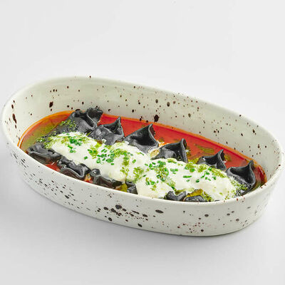 Черные карамелле с тигровыми креветками и копченым лососем в Марчеллис по цене 890 ₽