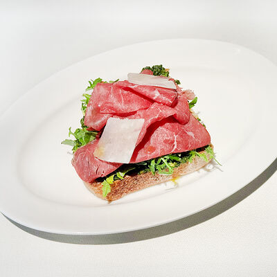 Брускетта на тартине с брезаолой в Прошуттерия по цене 900 ₽
