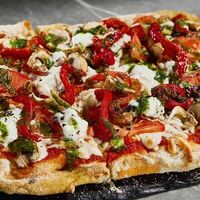 Пицца со страчателлой, печёным перцем и грибамив Гастробар DOM