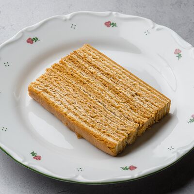 Медовик в Август бистро по цене 520 ₽