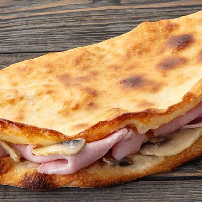 Пицца-сэндвич с ветчиной и грибами в Чили пицца по цене 540 ₽