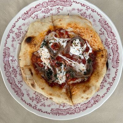 Мини пицца с анчоусами, страчателлой и томатной сальсой 20см в Мари по цене 450 ₽