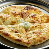 Большой хачапури с сыром и зеленью в MAMO