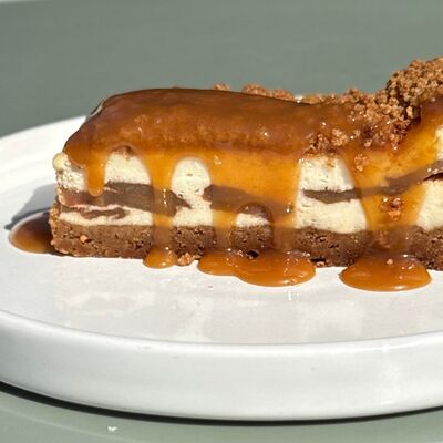 Чизкейк с яблоком в Zanoza Open Bar по цене 570 ₽