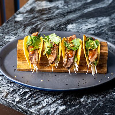 Тако с уткой по-пекински и соусом хойсин в Brasserie Lambic по цене 950 ₽